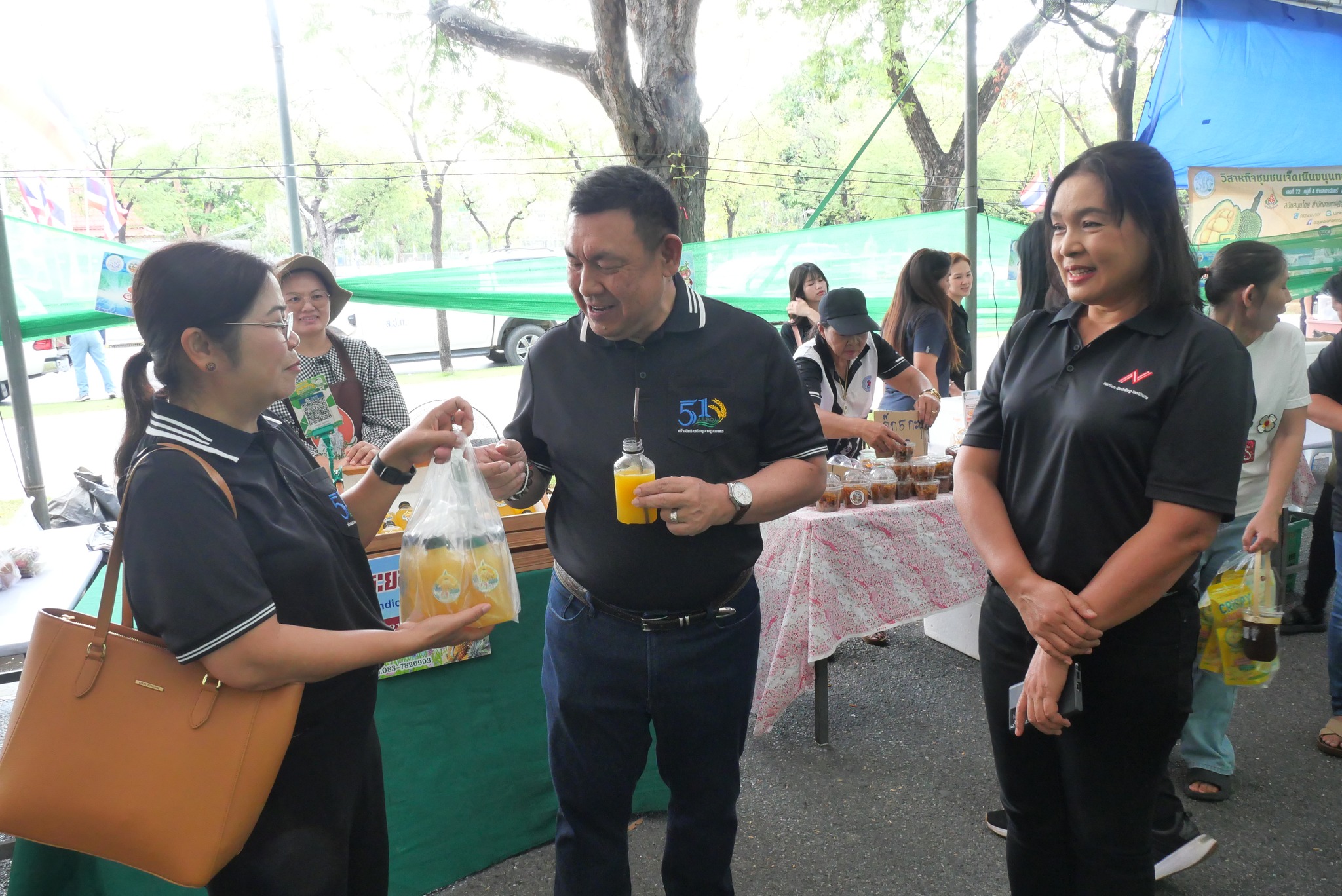 title - เลขาธิการ ส.ป.ก. เยี่ยมทักทายเกษตรกรและซื้อสินค้าในบรรยากาศวันสุดท้ายของการออกร้านขายสินค้า จากเขตปฏิรูปที่ดิน ส่งท้ายงานครบรอบ 51 ปี ส.ป.ก.